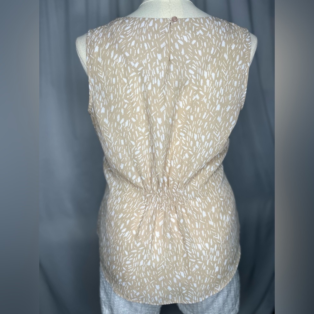 Covington Petite Beige Abstract Print Sleeveless Ruffle Front Blouse XL (1121) - Picture 4 of 14